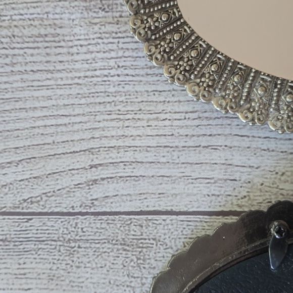 Set of 2 new silver, oval shaped ornate mirror sconces. - Picture 4 of 7